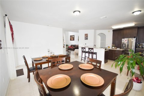 House in Miami, Florida 5 bedrooms, 273.5 sq.m. № 1116234 - photo 17