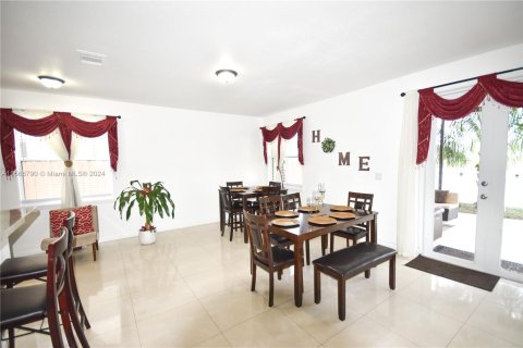 House in Miami, Florida 5 bedrooms, 273.5 sq.m. № 1116234 - photo 8