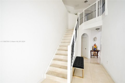 House in Miami, Florida 5 bedrooms, 273.5 sq.m. № 1116234 - photo 5