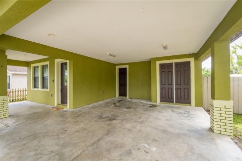 House in Tampa, Florida 4 bedrooms, 195.56 sq.m. № 1295656 - photo 3