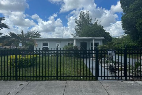 Villa ou maison à vendre à Miami Gardens, Floride: 3 chambres, 80.27 m2 № 1378808 - photo 1