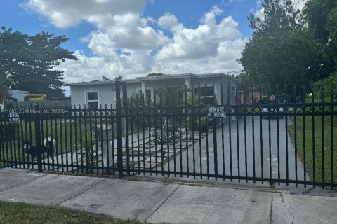 Villa ou maison à vendre à Miami Gardens, Floride: 3 chambres, 80.27 m2 № 1378808 - photo 2