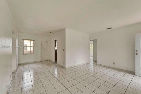 House in Miami, Florida 4 bedrooms, 128.76 sq.m. № 1095694 - photo 12