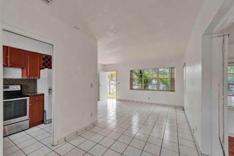 House in Miami, Florida 4 bedrooms, 128.76 sq.m. № 1095694 - photo 14