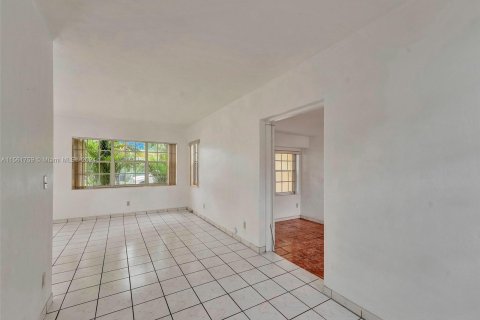 House in Miami, Florida 4 bedrooms, 128.76 sq.m. № 1095694 - photo 13