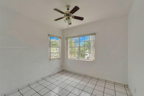 House in Miami, Florida 4 bedrooms, 128.76 sq.m. № 1095694 - photo 22