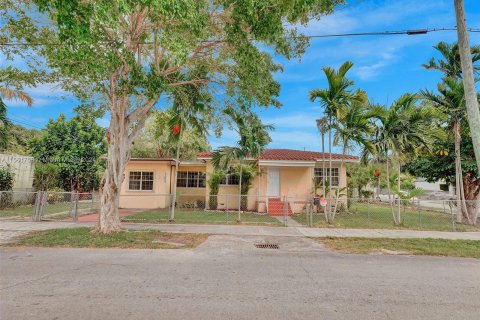 House in Miami, Florida 4 bedrooms, 128.76 sq.m. № 1095694 - photo 1