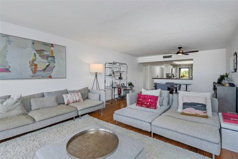 Condo in South Pasadena, Florida, 2 bedrooms  № 1357970 - photo 17