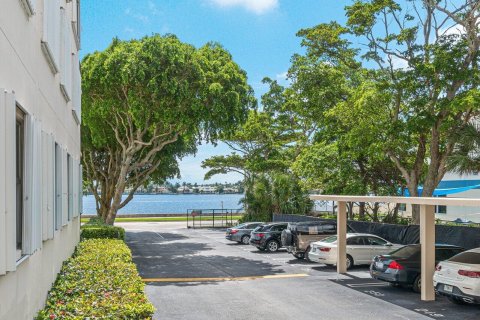 Condo in West Palm Beach, Florida, 1 bedroom  № 619625 - photo 14