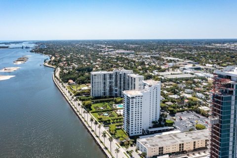 Condo in West Palm Beach, Florida, 1 bedroom  № 619625 - photo 2