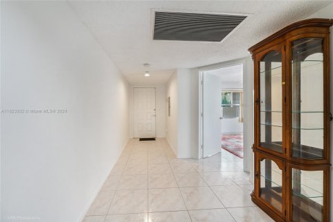 Copropriété à vendre à Pembroke Pines, Floride: 1 chambre, 98.1 m2 № 1282289 - photo 3