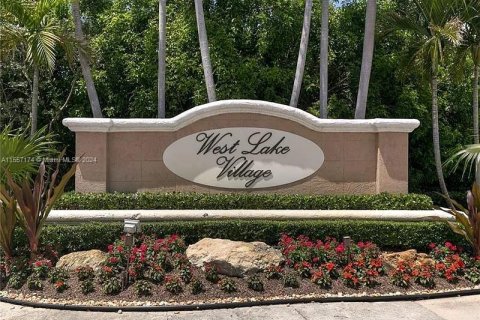 Villa ou maison à vendre à Hollywood, Floride: 3 chambres, 178.28 m2 № 1078815 - photo 1