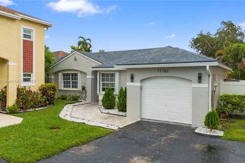 Villa ou maison à vendre à Pembroke Pines, Floride: 3 chambres, 121.14 m2 № 1399784 - photo 1