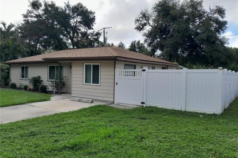 House in Sarasota, Florida 3 bedrooms, 126.72 sq.m. № 1390828 - photo 2