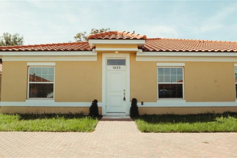 Casa en venta en Kissimmee, Florida, 2 dormitorios, 98.01 m2 № 1109646 - foto 1