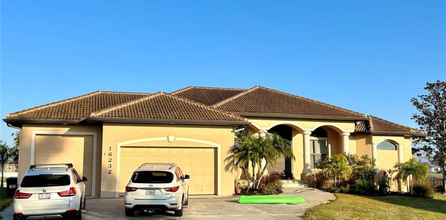 House in Punta Gorda, Florida 3 bedrooms, 285.02 sq.m. № 992257