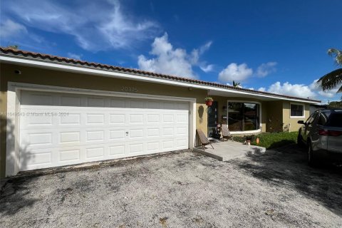 House in Miami, Florida 3 bedrooms, 196.49 sq.m. № 1348805 - photo 1