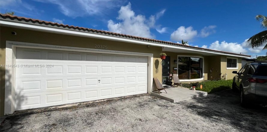 House in Miami, Florida 3 bedrooms, 196.49 sq.m. № 1348805