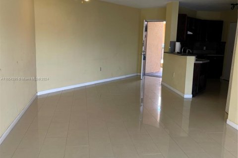 Condominio en alquiler en Hialeah, Florida, 2 dormitorios, 91.23 m2 № 1348896 - foto 1