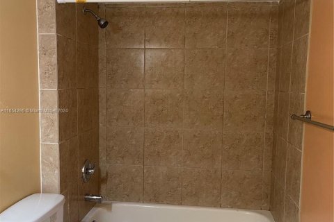 Condo in Hialeah, Florida, 2 bedrooms  № 1348896 - photo 9