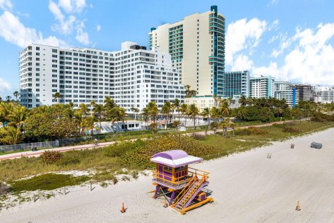 Condo in Miami Beach, Florida, 2 bedrooms  № 1014116 - photo 1