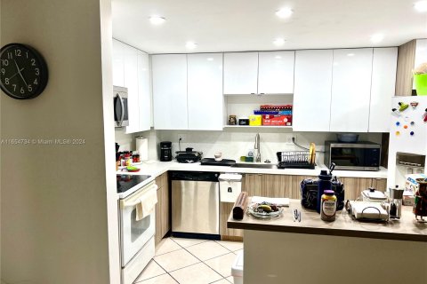 Condo in North Miami, Florida, 1 bedroom  № 1352167 - photo 4