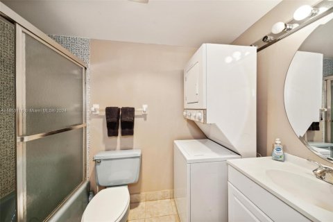 Condo in Fort Lauderdale, Florida, 2 bedrooms  № 1352130 - photo 26