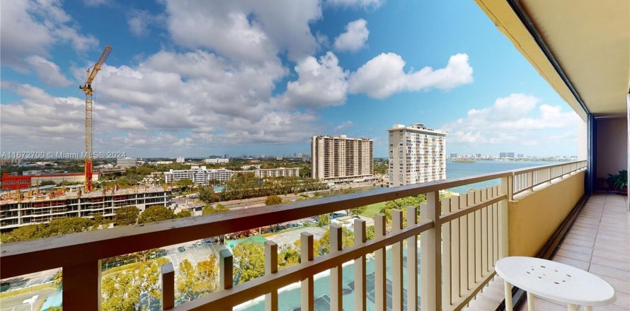 Condo in Miami, Florida, 2 bedrooms  № 1395085