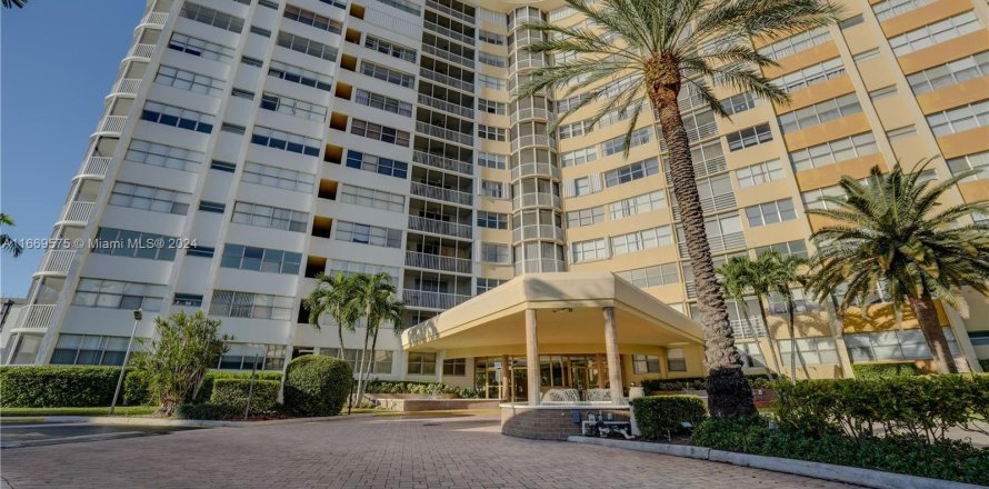 Condominio en Hallandale Beach, Florida, 2 dormitorios  № 1395088