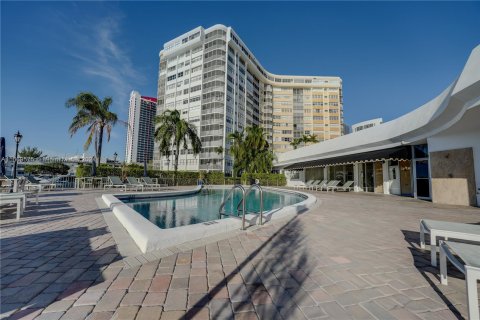 Condo in Hallandale Beach, Florida, 2 bedrooms  № 1395088 - photo 2