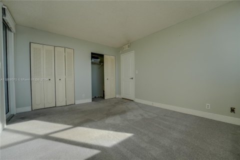 Condo in Hallandale Beach, Florida, 2 bedrooms  № 1395088 - photo 21