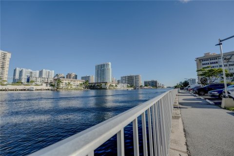 Copropriété à vendre à Hallandale Beach, Floride: 2 chambres, 116.96 m2 № 1395088 - photo 4