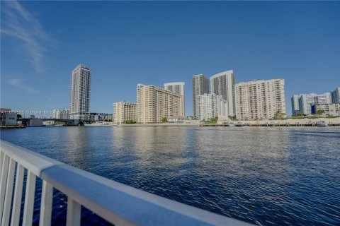 Copropriété à vendre à Hallandale Beach, Floride: 2 chambres, 116.96 m2 № 1395088 - photo 3