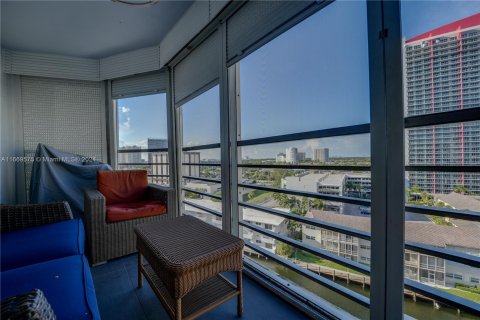 Copropriété à vendre à Hallandale Beach, Floride: 2 chambres, 116.96 m2 № 1395088 - photo 30