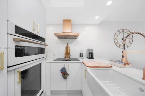 Condo in Miami Beach, Florida, 1 bedroom  № 1290631 - photo 16