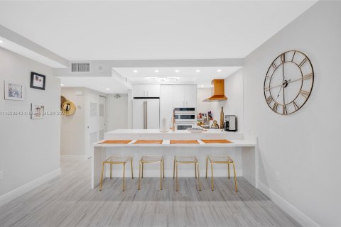 Condo in Miami Beach, Florida, 1 bedroom  № 1290631 - photo 22