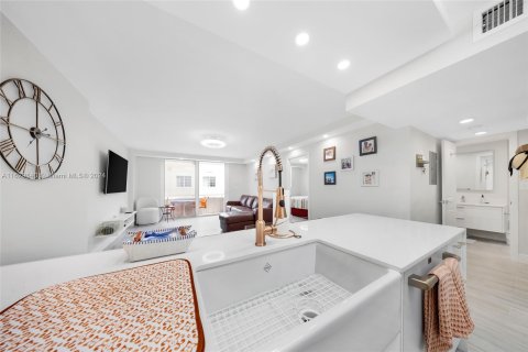 Condo in Miami Beach, Florida, 1 bedroom  № 1290631 - photo 19