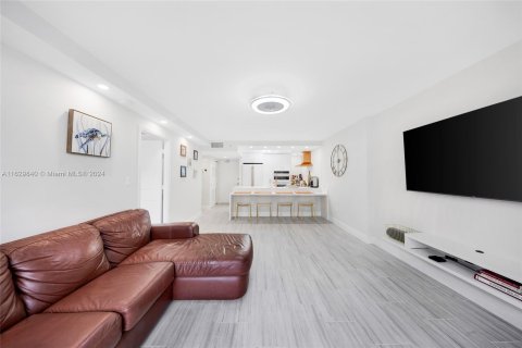 Condo in Miami Beach, Florida, 1 bedroom  № 1290631 - photo 26