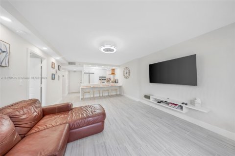 Condo in Miami Beach, Florida, 1 bedroom  № 1290631 - photo 24