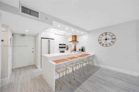 Condo in Miami Beach, Florida, 1 bedroom  № 1290631 - photo 25