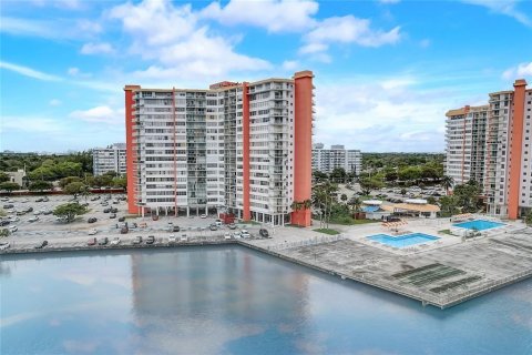 Condominio en venta en Miami, Florida, 1 dormitorio, 79.99 m2 № 1116841 - foto 9