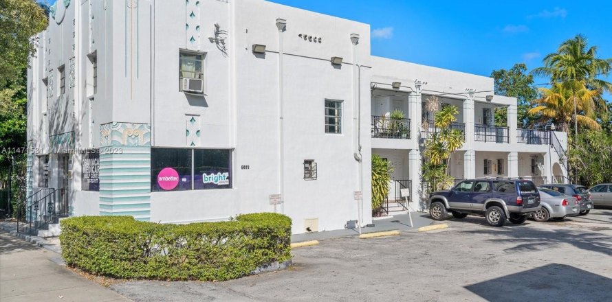Commercial property in Miami, Florida № 781913