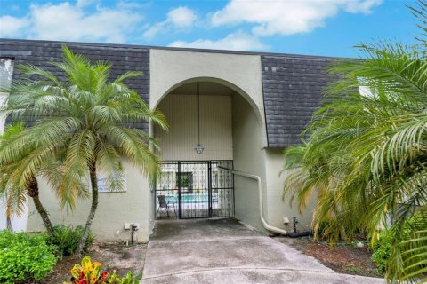 Condo in Orlando, Florida, 2 bedrooms  № 1350107 - photo 1