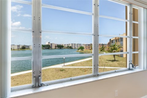 Condo in Miami, Florida, 1 bedroom  № 1151605 - photo 11