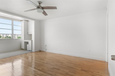 Condo in Miami, Florida, 1 bedroom  № 1151605 - photo 5