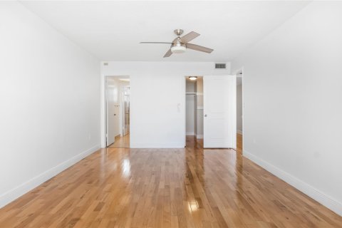 Condo in Miami, Florida, 1 bedroom  № 1151605 - photo 4