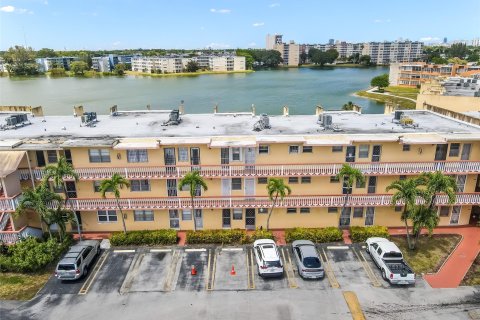 Condo in Miami, Florida, 1 bedroom  № 1151605 - photo 15