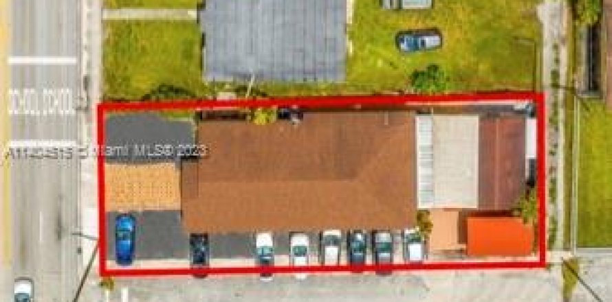 Commercial property in Hialeah, Florida № 554224