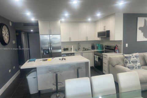 Condo in Miami Beach, Florida, 1 bedroom  № 1207134 - photo 24