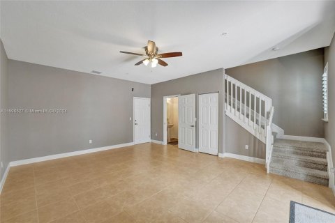 Townhouse in Miramar, Florida 3 bedrooms, 178.28 sq.m. № 1207245 - photo 7